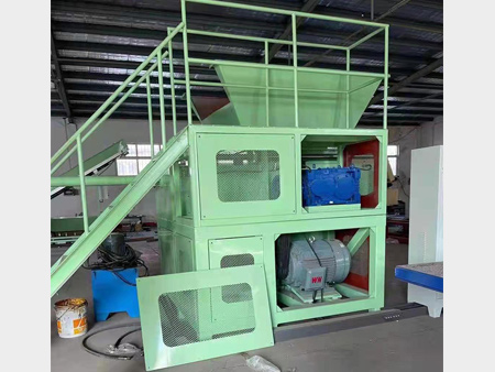 單軸撕碎機(jī)生產(chǎn)車間